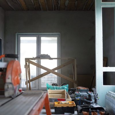 primer-plano-del-equipo-utilizado-en-la-renovacion-de-apartamentos